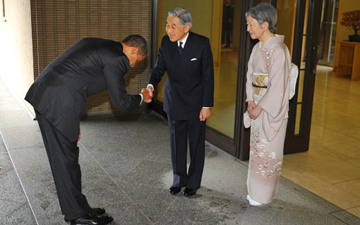 Obama bows to Japan